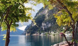 Esplorando il Magnifico Lago di Garda: Una Guida Completa per i Viaggiatori