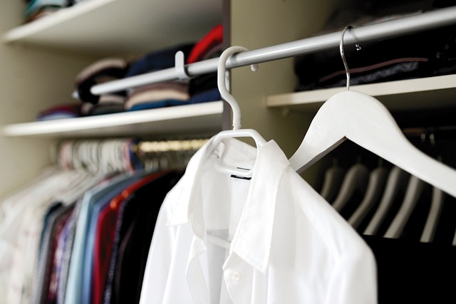 Guida completa al guardaroba minimalista: vestirsi con stile e semplicità